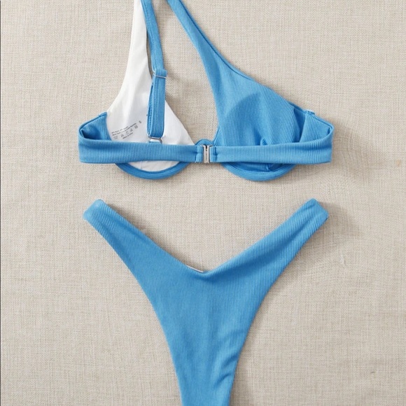 Bikini - Picture 2 of 2